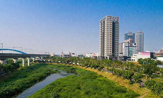 正對(duì)筏子溪河濱景觀，自在的淳住境界，呼吸間就能凝注四季滋味