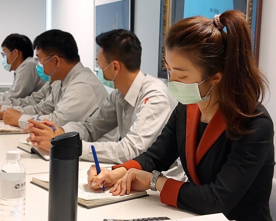 新進(jìn)夥伴聽(tīng)取建議並勤做筆記，也期許自己成為態(tài)度與能力兼?zhèn)涞墓ぷ髡摺?>
										<div   id=