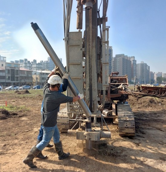 職人團(tuán)隊(duì)並肩協(xié)力一同將當(dāng)天的『主角』就定位後，深入地面抽取樣本，進(jìn)行土地質(zhì)檢驗(yàn)。(拍攝日期:2020/12/29)