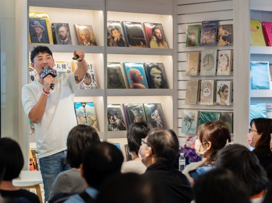 視家族如朋友般，親和力十足的講座，樂於分享的Jason也談及比起電視螢?zāi)?，更喜歡與觀眾面對(duì)面的互動(dòng)，感受這份真誠(chéng)的溫度。