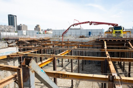 灌漿管延伸入地樑和縱橫相間的筏基柱間，一千三百多坪的基地，紀(jì)錄下開挖的壯闊景象。