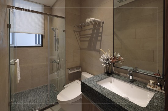 新業(yè)建設(shè)職人團隊實地選材，衛(wèi)浴空間的設(shè)計需符合使用者的需求，從盥洗區(qū)、沐浴區(qū)、馬桶區(qū)的相互協(xié)調(diào)，讓住戶在空間內(nèi)能夠從容地完成。