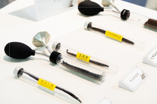 透過香草風(fēng)味輪，探索來自大溪地、巴布亞新幾內(nèi)亞、東加王國等， 13款不同品種的香草莢，從清新到濃郁、風(fēng)味變化無窮，每種氣味因人而異，豐富又有趣。