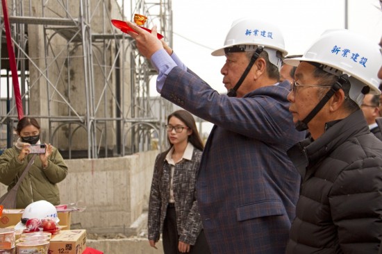 「上樑有如人之加冠」，就像古人在衣著大致完成後，才會戴上帽子使衣冠楚楚一般，上樑儀式也象徵著建築主體已接近完工。(圖右二為新業(yè)建設(shè)名譽(yù)董事長穆椿松先生，圖右一為卓勝隆董事長)