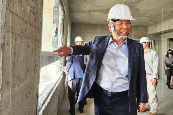 新業(yè)建設(shè)創(chuàng)辦人穆椿松先生自身為建築師，講究工法與品質(zhì)，以職人匠心成就一座座優(yōu)質(zhì)的品味建築。