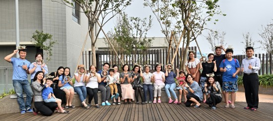 戴上浪漫唯美的花圈，每人瞬間化身為風(fēng)度翩翩的花仙子/王子。