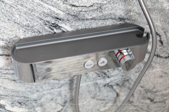 沐浴龍頭最重要的是要提供穩(wěn)定的水溫，新業(yè)職人團(tuán)隊(duì)除了選擇恆溫龍頭，更加入美學(xué)條件及機(jī)能性，採用兼具外觀設(shè)計(jì)及收納功能的產(chǎn)品。