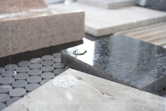 測試清潔劑對於不同石材的反應(yīng)，例如浴室空間須可以抵抗清潔劑造成的表面侵蝕，挑選耐磨且維護(hù)相對容易的花崗巖。