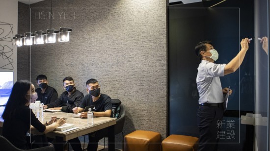 新業(yè)建設(shè)－邱正光副總（右一），與新進(jìn)員工分享接待中心的設(shè)立，讓客戶對(duì)建築理念、生活的空間規(guī)劃，至完善的售後服務(wù)，能更加清新，安心地把新家交付予新業(yè)。