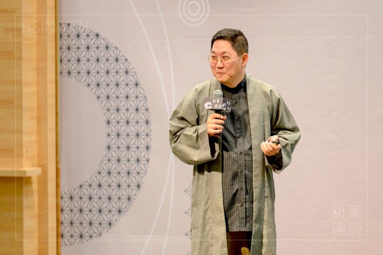 講座當(dāng)天，馮翊綱老師著一席改良版中式長(zhǎng)袍，舉手投足間，盡顯相聲大師風(fēng)範(fàn)。