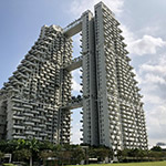 Sky Habitat（晴宇）兩座樓宇之間以三座空中花道銜接。