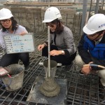 職人建築團隊正在進行混凝土的「坍度」測試，混凝土成分比例必須拿捏得宜，才能具備一定強度，順利將混凝土填充到樑柱與鋼筋間隙裡。