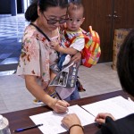 寶寶緊貼在媽咪的身上，睜大的雙眼寫滿了好奇，而媽咪簽到時(shí)所書寫的每一筆畫，就像對新業(yè)宜家的肯定及託付。