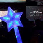 張老師成為暗夜中的守望者，守護(hù)著每一株小小心靈的幼苗，如手中的星光棒點(diǎn)亮孩子心中的希望。