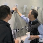 蓮蓬頭的紋路曲線、孔洞大小與位置，都會決定出水量的均勻程度，根據(jù)水壓強度也會帶來按摩舒壓的作用。職人認為，一天尾聲就該讓自己置身之下，感受氤氳蒸騰，是舒心暢快迎接嶄新黎明的關鍵。(圖右一為新業(yè)建設卓勝隆董事長）