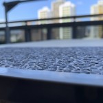 抿石子反覆繁瑣的過程，堅(jiān)持終有所成，手工一遍遍擦拭著，質(zhì)感較細(xì)緻，觸感較溫和。