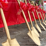 閃耀著金銅色光輝的開工鏟子，將剷出心中築夢成真的美好願景，期待往後的日子與建築的共築共長。