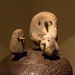 藝術(shù)家王忠龍透過(guò)廢五金與原石創(chuàng)作，認(rèn)為廢五金是人類使用生活的足跡，代表人的角色，石頭是完全沒(méi)有經(jīng)過(guò)人工的雕琢，代表自然的角色，寓意人跟自然的和諧關(guān)係。