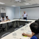 新業(yè)建設(shè)名譽(yù)董事長(zhǎng)穆椿松先生(圖中)，帶領(lǐng)新進(jìn)員工了解公司的經(jīng)營(yíng)理念與態(tài)度，以及方方面面不妥協(xié)的堅(jiān)持哲學(xué)。