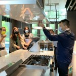 用指尖撫摸材質(zhì)的觸感，感受機能的到位，收納及清理系統(tǒng)化、操作動線流暢，是新業(yè)職人選品的著重點。(圖左二為新業(yè)卓勝隆董事長)