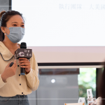 再度邀約來(lái)自南投中興新村的老師，認(rèn)識(shí)臺(tái)灣在地草本植被，編綁藥草漢方按摩球，感受『植系療癒力』。