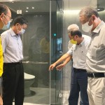 沐浴時光開啟與自己的一段對話，並保有一方私領域，由職人的獨特眼光及選品的標準，方可擁有沉澱心靈的舒適空間。(圖右一為新業(yè)建設名譽董事長-穆椿松先生、圖右二為卓勝隆董事長）