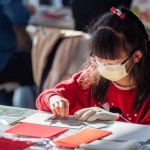 動(dòng)動(dòng)手指，刻畫出獨(dú)一無二的年節(jié)意象圖樣，印製在春聯(lián)與紅包袋上，更可以帶回家重複使用，讓這個(gè)過年很不一樣！