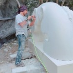 西班牙雕塑家–Nando Alvarez，選用石灰?guī)r作為素材，作品多以自然弧線與粗糙光滑的對比來呈現(xiàn)，也反映著兩者的並存。