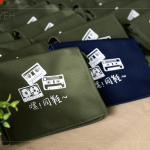 配合劇中橫跨60餘年的青春歲月，以復(fù)古卡帶為主角，特別設(shè)計(jì)本次音樂(lè)劇專(zhuān)屬伴手禮-復(fù)古小書(shū)包，讓住戶(hù)重溫學(xué)生時(shí)期的光陰。