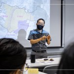 地圖展開，新業(yè)建設(shè)－卓勝隆董事長（圖中）細(xì)數(shù)新業(yè)近30座的作品，從都市的發(fā)展等交通要件，說明新業(yè)精準(zhǔn)的選地哲學(xué)，沿著環(huán)74線理論，探討至企業(yè)永續(xù)經(jīng)營的責(zé)任。