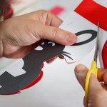 「剪紙藝術(shù)」不僅是常民文化美學(xué)，也是重要的無(wú)形文化遺產(chǎn)。運(yùn)用鏤空的手法，選
擇色彩的去留。