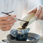 從日常茶飯事昇華到美學層次，卻又不同日本茶道般正襟危坐的臺式茶席。老師表示「喝茶是一種偷得浮生半日閑的樂趣，一杯清香回甘的好茶，可以把人帶入放鬆的狀態(tài)。」