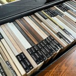 每款板材都具有獨(dú)特的紋路與質(zhì)地，細(xì)細(xì)琢磨，以講究貼近生活，成為職人選品的千種理由。