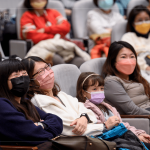 以幽默詼諧的方式分享親身經(jīng)歷，讓在座的家族好友們歡笑不斷。