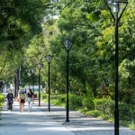 「新業(yè)-築願景」步出家門，迎接綠意廊道、優(yōu)美景緻，悠閒休憩，生活與自然融合。