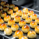 登！出爐囉～用溫熱雙手一捏一壓，一顆顆如黃金般的美好心意，在佳節(jié)時刻為長輩們獻上深深祝福。