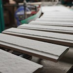 製程中的片片山形磚瓦，歷經(jīng)層層工法，謹(jǐn)慎的審視、嚴(yán)格把關(guān)，方能成為建築最堅(jiān)韌的外衣。