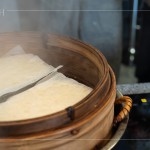 蒸籠炊煙裊裊昇起，開蓋時混著純樸的香味，蒸熟的蘿蔔糕表面鼓脹、內(nèi)裡軟嫩，待放涼後切片，入煎鍋。