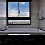 有人習(xí)慣泡澡時(shí)捧著書讀，代表著忙裡偷閒的自在從容