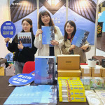 當天準備豐富、精美的抽獎禮品，公司客製化河貍玻璃吸管、吸水杯墊、旅行鋼杯、造型書籤、運動毛巾…等，吸引同學目光，拉近與新一代年輕人之間的距離。