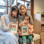 一幅幅蘊含文學風景的作品，嵌入質樸的相框裡，每位家族好友臉上洋溢著幸福的笑容，將這份美好一一珍藏。