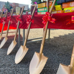 金銅色光輝的開工鏟，將剷出心中築夢成真的願(yuàn)景，期待往後的日子與建築共築美好。