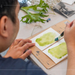 將化學(xué)藥劑塗抹於水彩紙上，藍(lán)曬創(chuàng)作的序幕悄然展開。