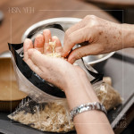 將熟黃豆搗碎，溫熱的豆香在掌心間瀰漫，每一次按壓都是釀造過程的起點。