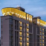 兩幢地下3層、地上15層樓雙拼集合住宅，建物屋頂以圓弧形方式呈現，為臺中東區(qū)城市天際線帶來一大亮點。