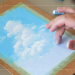 指尖暈染，達(dá)到更自然、細(xì)膩的混色效果，透過(guò)指腹的溫度，將顏料均勻融化、混合，輕柔推抹，更可呈現(xiàn)朦朧霧感效果。