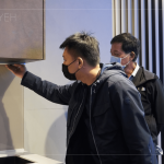 新業(yè)建設(shè) 簡福榮總經(jīng)理 (右一)與 吳志輝建築師 (右二) 細(xì)看、輕撫每個廚具的細(xì)節(jié)與轉(zhuǎn)彎處，觀察整體色調(diào)的搭配與設(shè)計(jì) 。