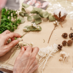 每款花色搭配的花材不盡相同，白色花色以烏桕、法國(guó)白梅、蠟梅、尤加利葉、米香、千日紅、棉花及各類果實(shí)拼貼而成。