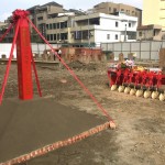 紅綵龍柱、列隊(duì)金圓鍬已就定位，預(yù)告著接下來(lái)【築之細(xì)道】動(dòng)土儀式的圓滿。