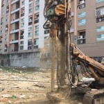 鑽機運轉(zhuǎn)，深入地表底層，有如大地的診治醫(yī)生，透過機密的儀器，了解大地的五臟六腑，規(guī)劃出合適的建築工法。